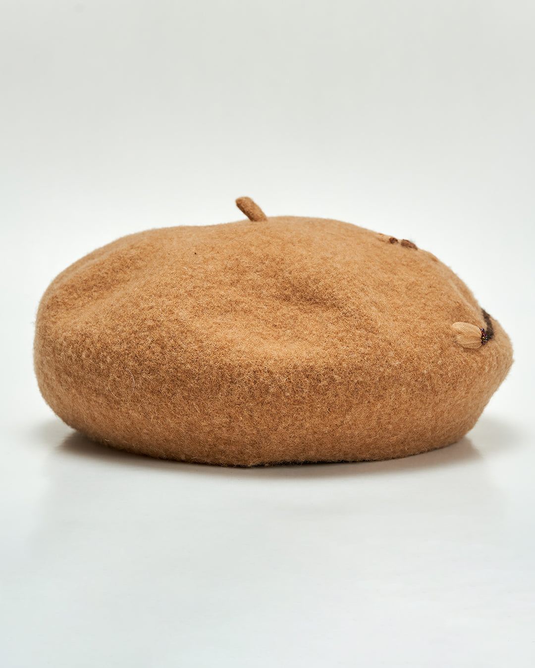 DAISY Embroidered Virgin Wool Loop Beret Hat in Camel